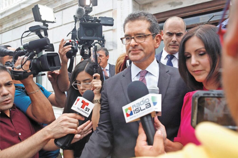 El abogado Pedro Pierluisi, propuesto como secretario de Estado, conversó ayer con los medios a su salida del Capitolio de San Juan. Foto: THAIS LLORCA. EFE