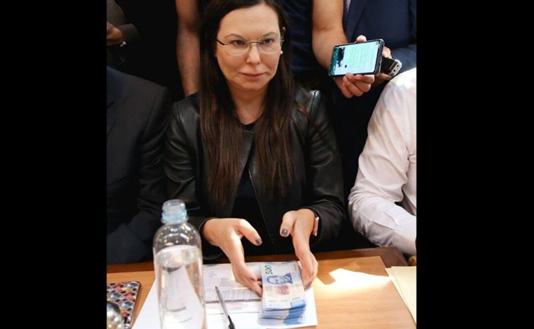 Laura Rojas ,presidenta de la Mesa Directiva, recibió 32 billetes de mil pesos. Foto: Especial