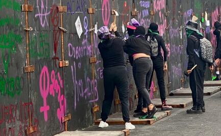 Video. Encapuchadas lanzan cohetones, petardos y con martillos tratan de derribar vallas de Palacio Nacional 