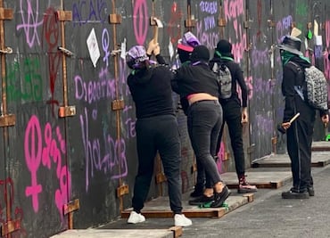 Video. Encapuchadas lanzan cohetones, petardos y con martillos tratan de derribar vallas de Palacio Nacional