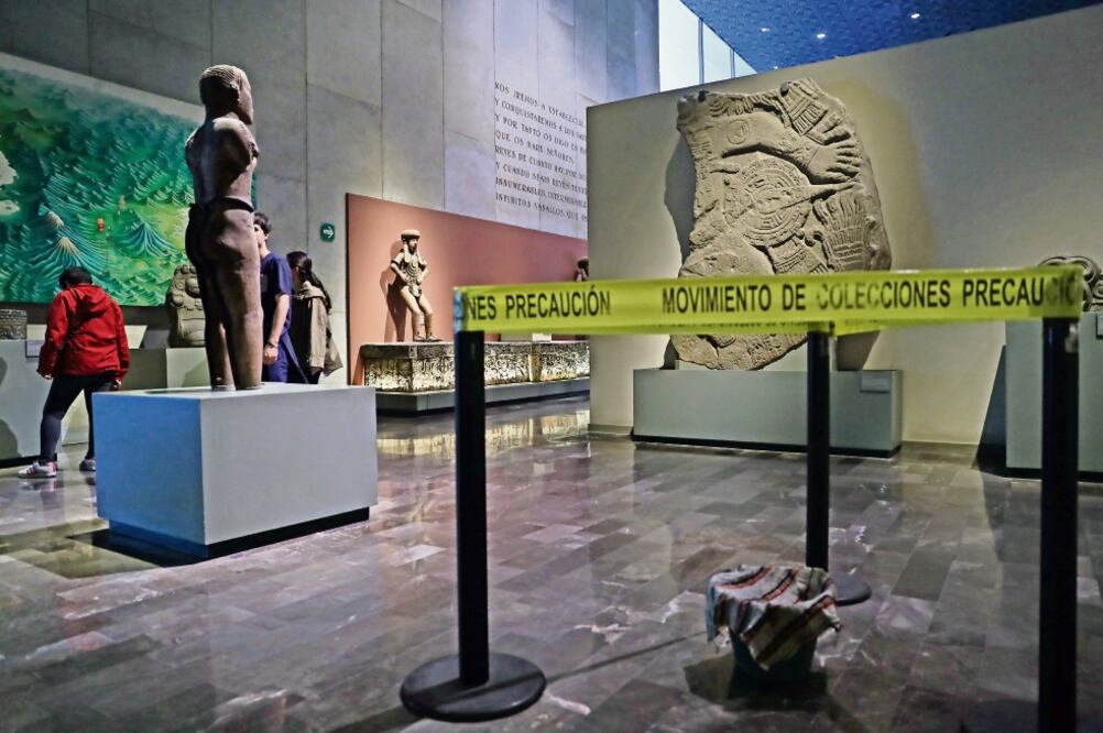 Para recorrer las piezas prehispánicas, los asistentes al museo sortean los baldes y trapeadores. (GERMÁN ESPINOSA. EL UNIVERSAL)