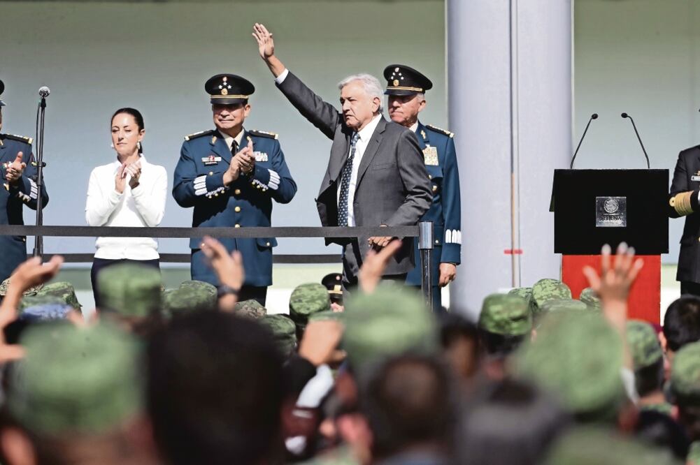Claudia Sheinbaum, jefa de Gobierno electa capitalina, y los secretarios de Defensa entrante, Luis Sandoval, y actual, Salvador Cienfuegos, en el acto. Foto: LUIS CORTÉS. EL UNIVERSAL