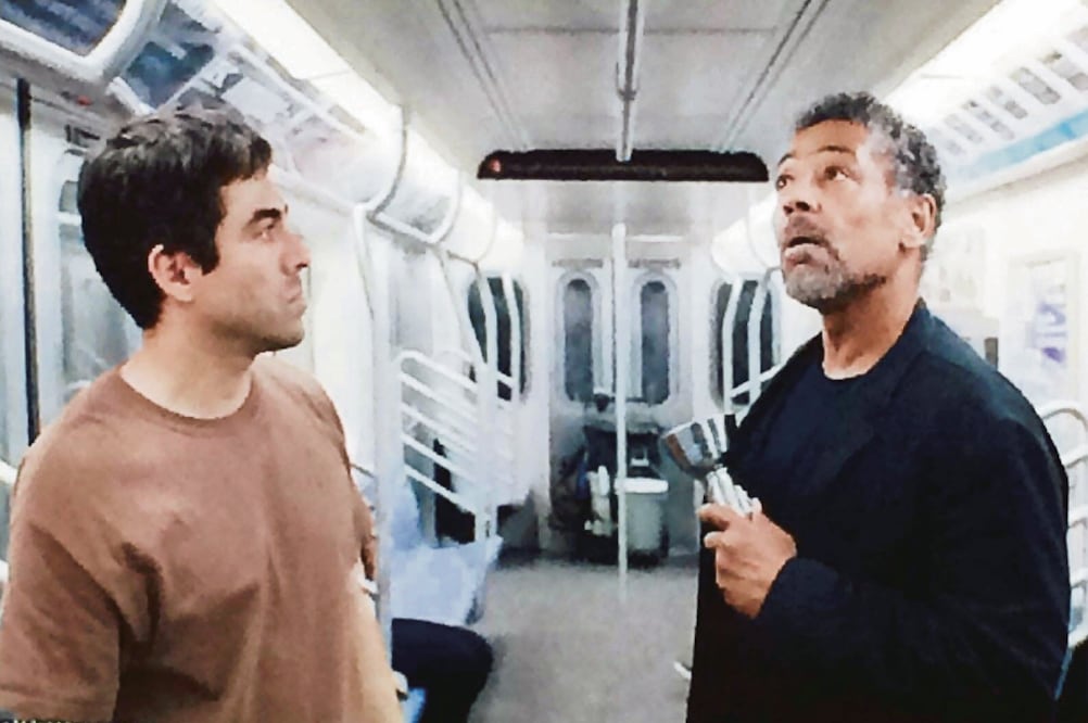 Stuck. Aquí con el actor Giancarlo Esposito (Sospechosos comunes) en el interior del vagón de metro donde se desarrolla la historia (CORTESÍA OMAR CHAPARRO)