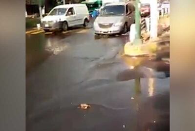 Denuncian que fuga de agua lleva 24 horas en Periférico