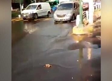 Denuncian que fuga de agua lleva 24 horas en Periférico
