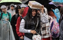 Mucha lluvia y pocos libros en la caótica entrega de colección de  Taibo II 