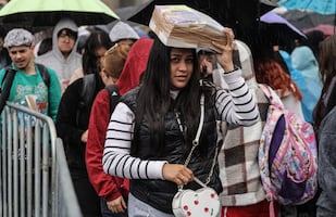 Lluvia y desorganización, arruinan entrega de libros de Taibo en el Zócalo