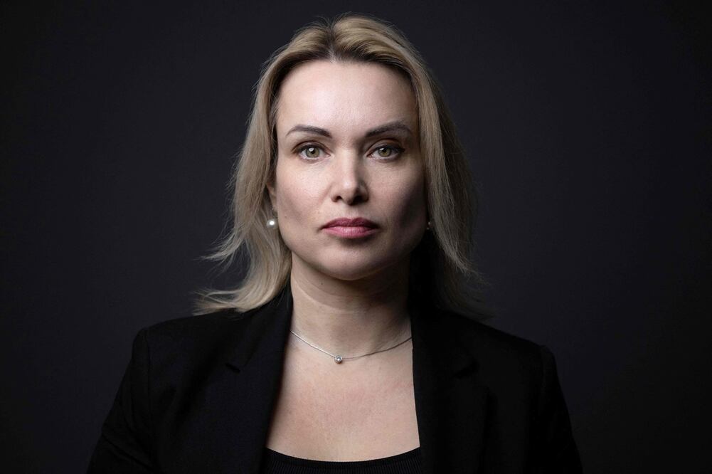 Marina Ovsyannikova, periodista rusa que protestó contra la invasión de Ucrania, posa durante una sesión de fotos antes de una conferencia de prensa en la ONG "Reporteros sin fronteras" (RSF) en París. Foto: AFP