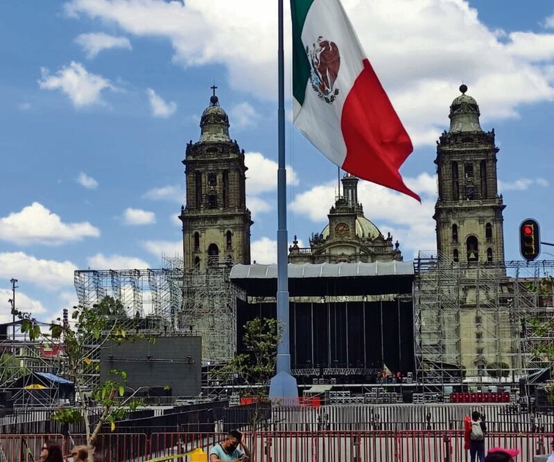 Trabajos para montar el templete para el concierto de Grupo Firme en la plancha del Zócalo; el espectáculo iniciará a partir de las 20:00 horas de este domingo 25 de septiembre. Foto: Laura Arana/EL UNIVERSAL