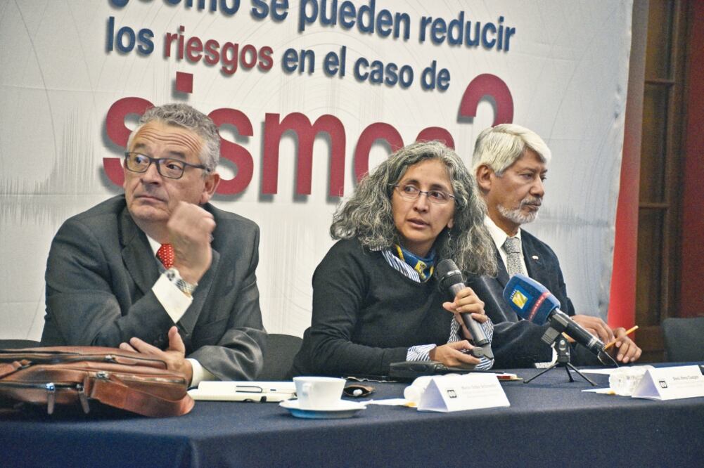 Inver sión. Xyoli Pérez Campos, jefa del SSN, destacó que instalar cada estación sismológica cuesta cerca de 3 millones de pesos (ALONSO ROMERO. EL UNIVERSAL)