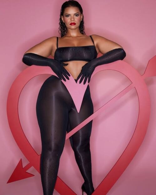 Kim Kardashian modela la colección de su marca para San Valentín