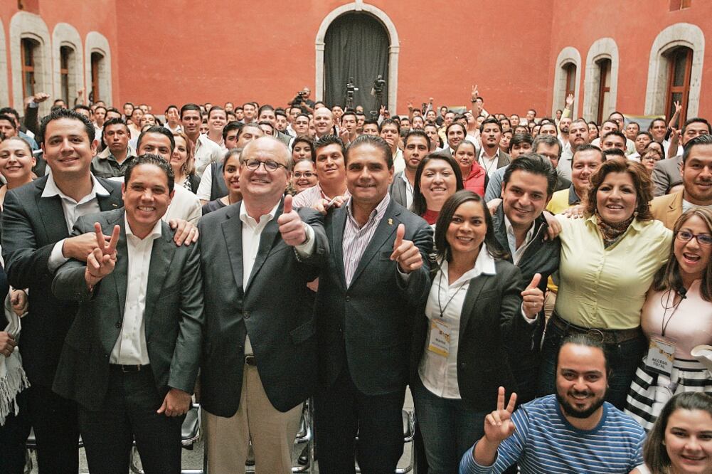 Beatriz Mojica, presidenta interina del PRD, (cuarta de der. a izq.), encabezó el evento Nuevos Rostros del PRD, en el Museo de la Ciudad de México (ALEJANDRO ACOSTA. EL UNIVERSAL)