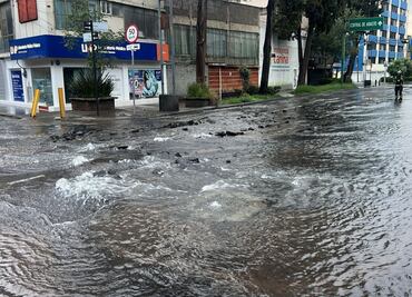 Fuga de agua potable rompe pavimento y colapsa vialidad en la alcaldía Benito Juárez; Eje 6 Sur permanece cerrado