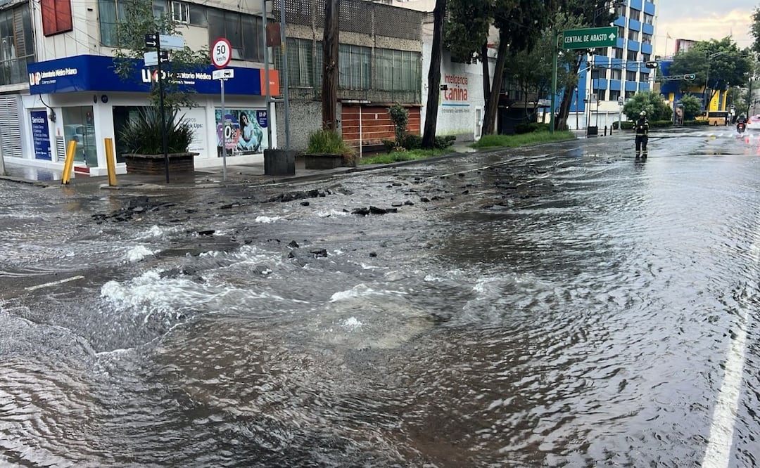 Fuga rompe pavimento y colapsa vialidad; miles de litros se desperdician en Benito Juárez. Foto: Juan Carlos Williams