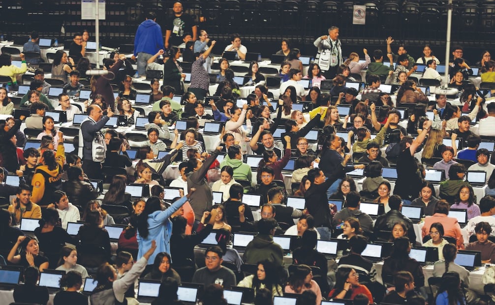 Los aspirantes usaron tabletas propiedad de la UNAM y algunas prestadas por el Inegi en el examen de control que se aplicó en el Palacio de los Deportes. Foto: Diego Simón Sánchez/ EL UNIVERSAL