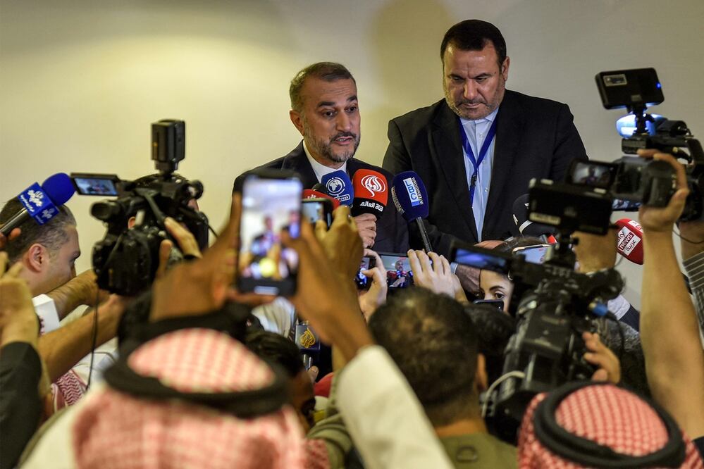 El ministro de Asuntos Exteriores de Irán, Hossein Amir Abdollahian, habla con los periodistas al llegar a Yeda, Arabia Saudita. Foto: AFP