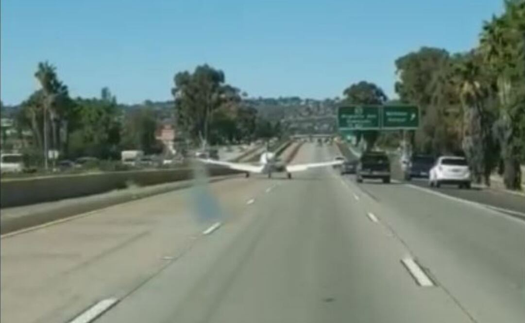 Captan video de avioneta aterrizando en medio de una autopista