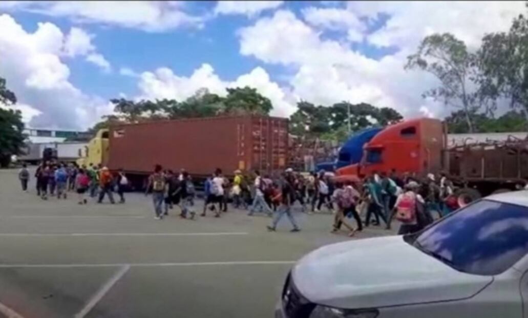 Caravana migrante rompe cerco de seguridad y pasa de Honduras a Guatemala