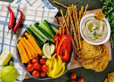 Prepara dip de atún y surimi para la hora de la botana