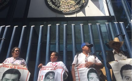 Padres de los 43 arriban a la PGR