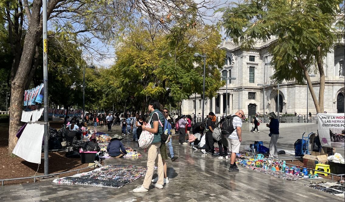 Ambulantes regresaron a Bellas Artes y a la Alameda Central ante la complacencia de autoridades capitalinas. Foto: Rafael García/EL UNIVERSAL
