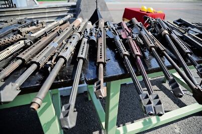 Juez desestima gran parte de la demanda del gobierno mexicano en contra de fabricantes de armas de EU