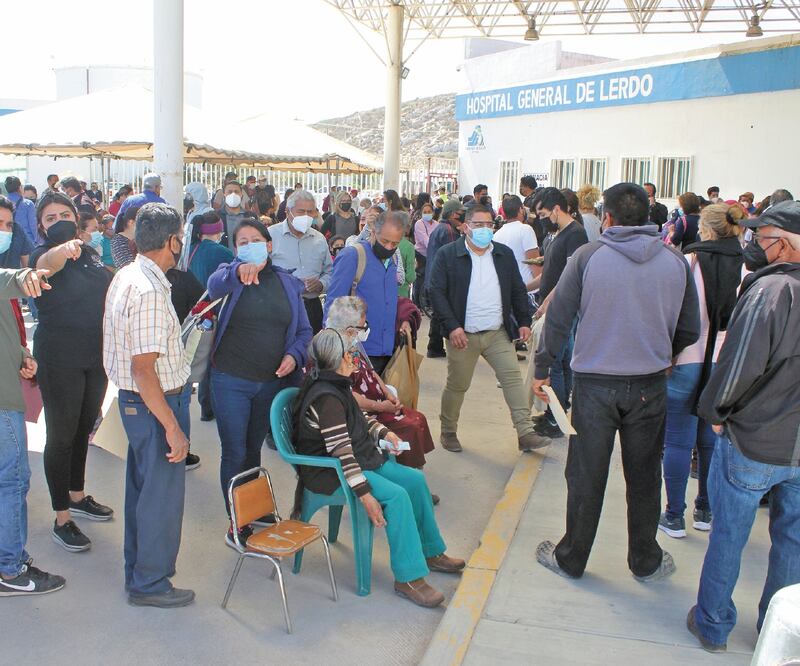 La afluencia de personas superó el número de vacunas, por lo que autoridades de Salud solicitaron a la gente regresar al otro día. Foto: Francisco Rodríguez/El Universal