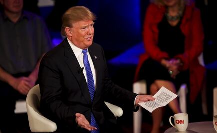 Migrantes tachan de "insulto" plan de Trump de bloquear remesas