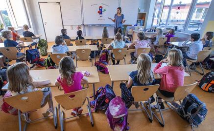 Europa reabre escuelas pese a repunte de casos de COVID-19