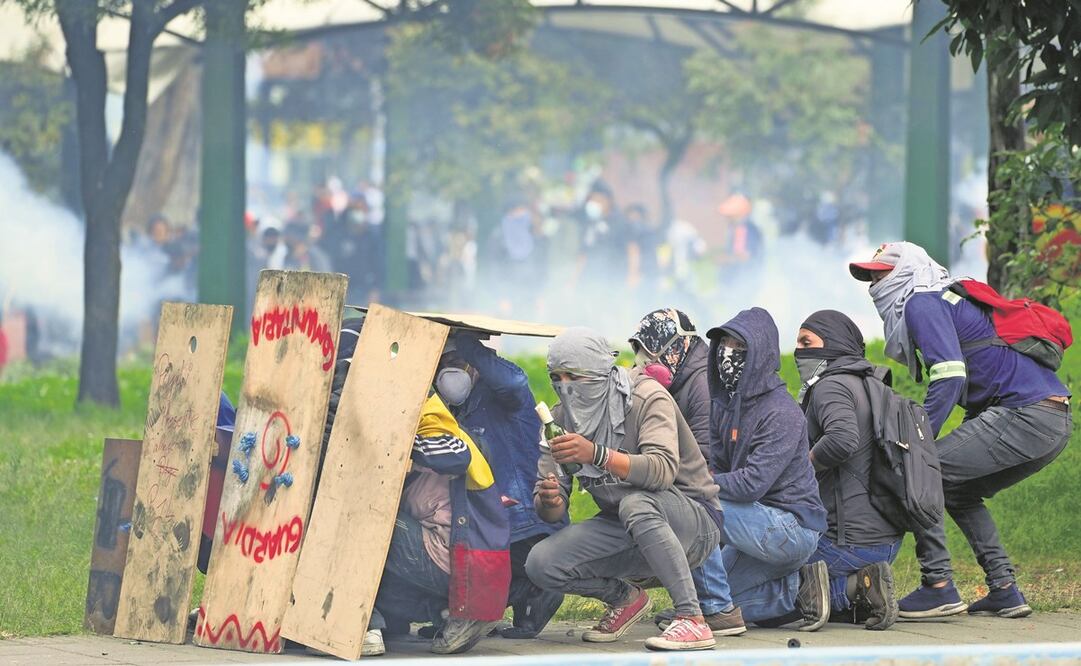 Manifestantes durante enfrentamientos con la policía en una protesta contra el gobierno del presidente Guillermo Lasso, en Quito. Foto: Dolores Ochoa/ AP.