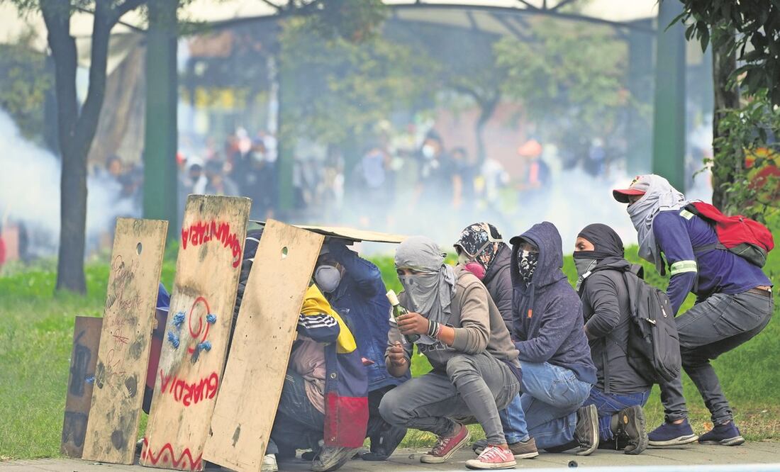 Manifestantes durante enfrentamientos con la policía en una protesta contra el gobierno del presidente Guillermo Lasso, en Quito. Foto: Dolores Ochoa/ AP.
