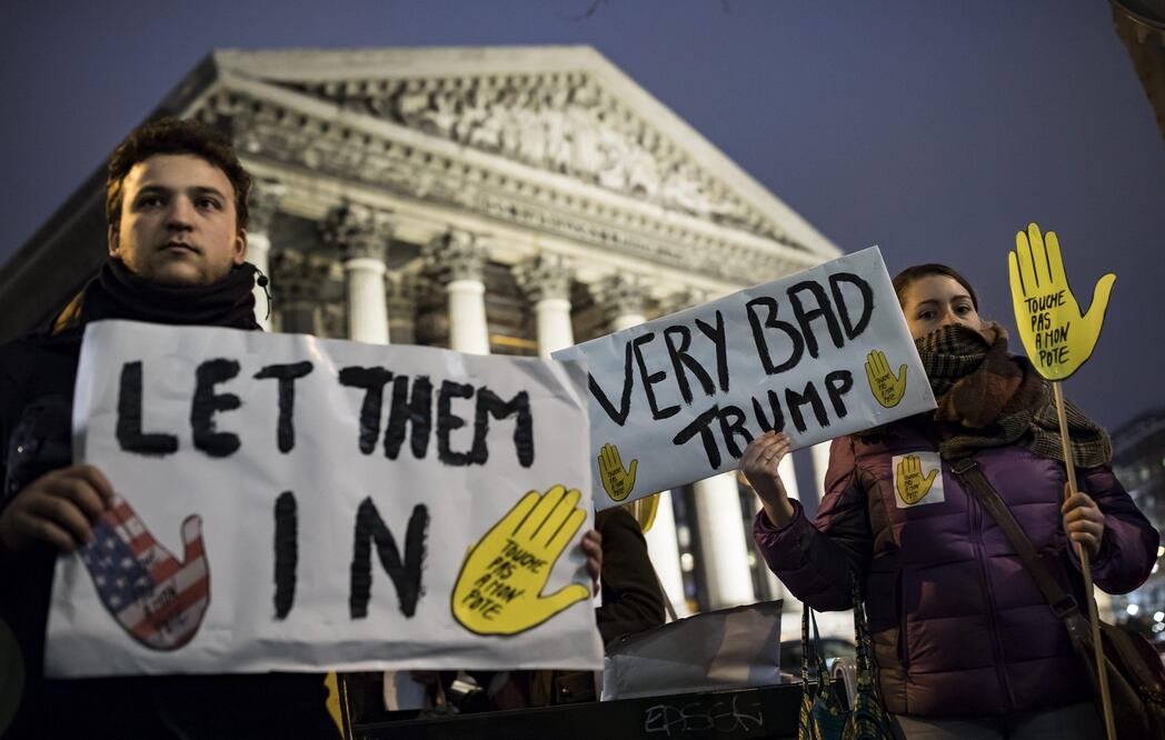 En días pasados, franceses se manifestaron en la plaza Place de la Madeleine para protestar contra el veto del presidente de EU, Donald Trump, a la entrada al país de personas de siete naciones de mayoría musulmana (Foto: EFE)
