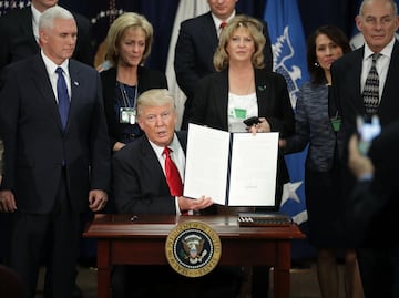 Trump firma orden ejecutiva para construir muro con México