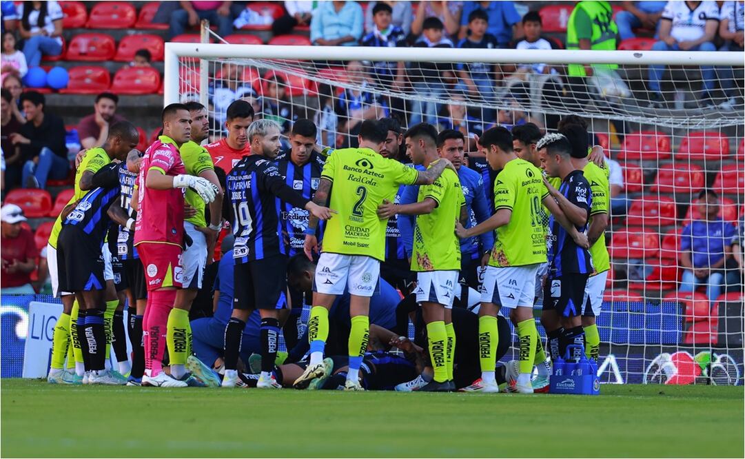 FOTO: IMAGO7 - Emiliano Gómez, jugador del Club Puebla se convulsionó en plena cancha; compañeros y rivales fueron en su ayuda