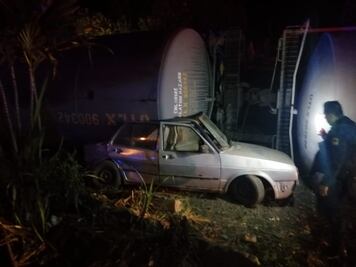 Descarrila tren y aplasta a vehículos en Veracruz