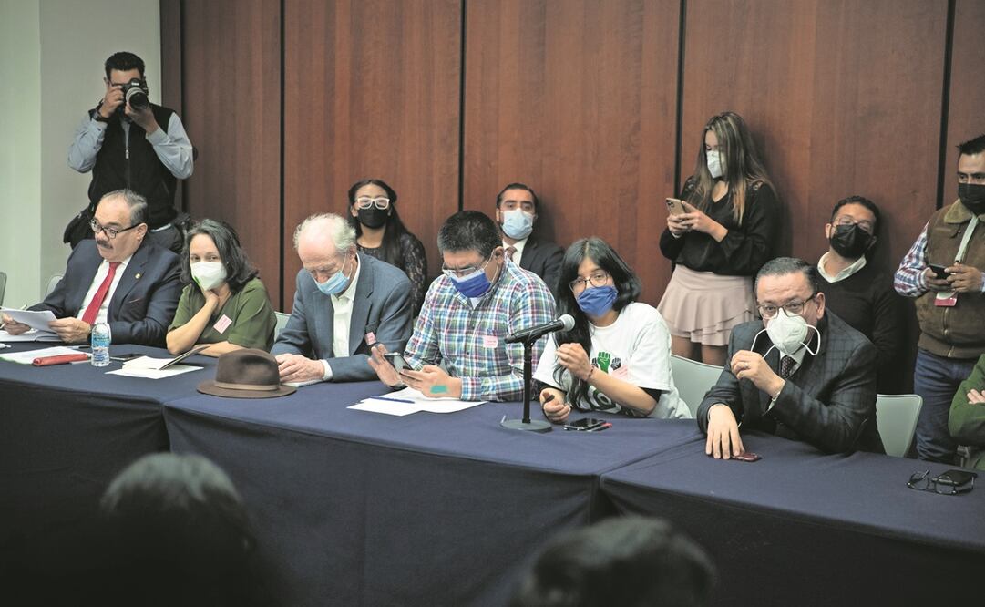Luego de mediodía, un grupo de estudiantes y académicos fue recibido por senadores de distintos partidos, quienes expresaron su respaldo total a la comunidad del CIDE. Fotos: Germán Espinosa. EL UNIVERSAL