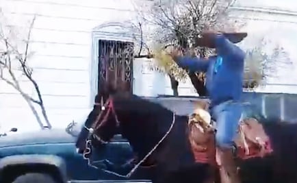 Aspirante a edil llega a caballo a Presidencia Municipal de Ciudad Victoria