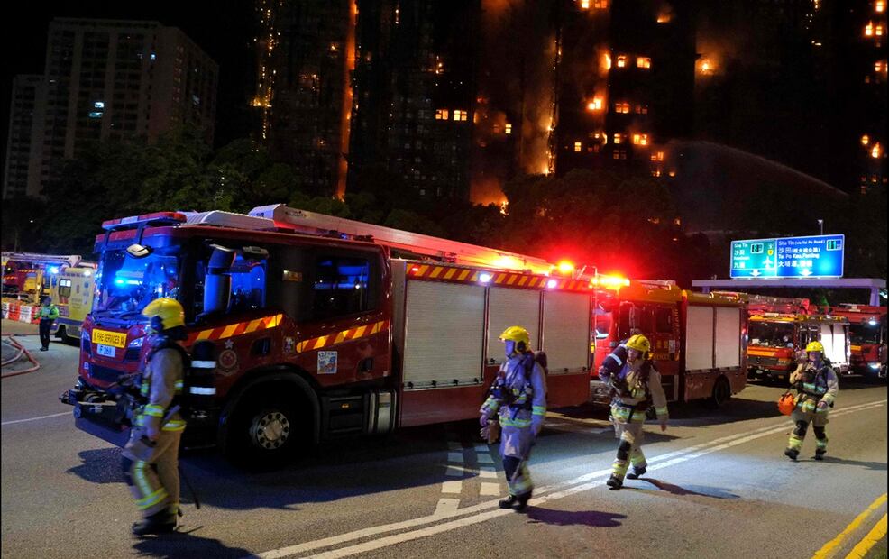 Bomberos acuden a un incendio de un complejo de rascacielos residenciales en Hong Kong, el 26 de noviembre de 2025. Foto: AFP