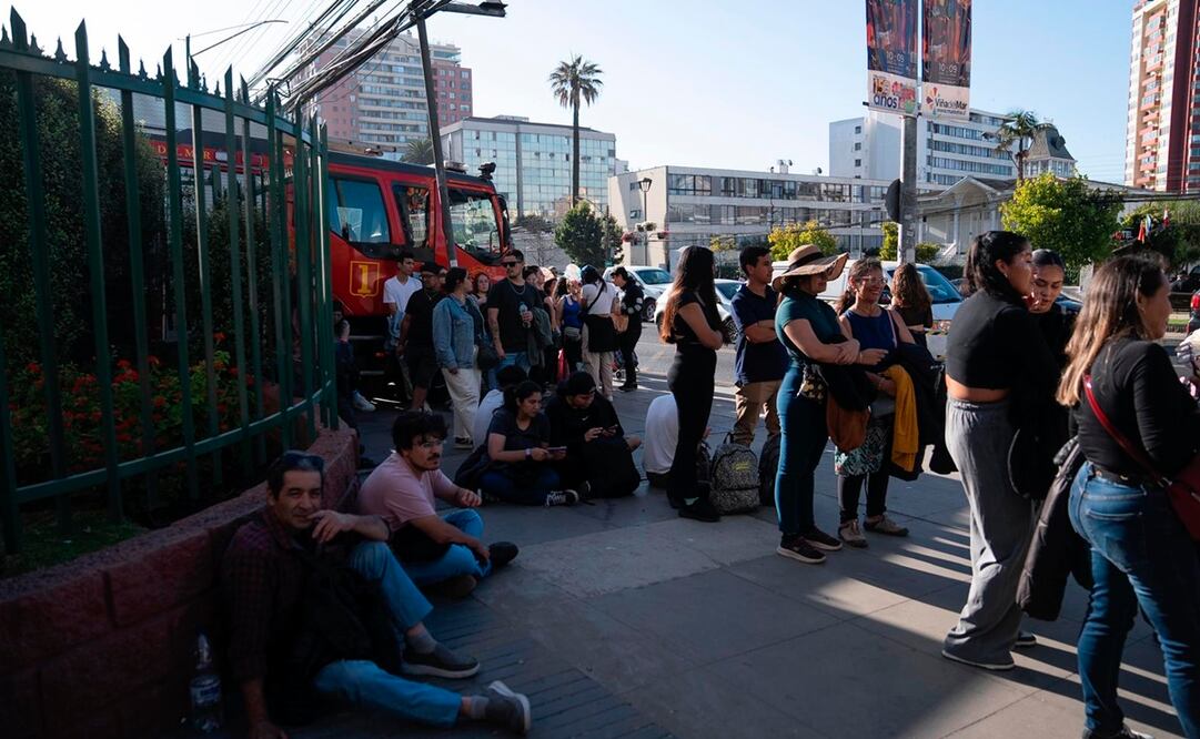 Antes de anunciar su cancelación de la jornada del martes, cientos de personas esperaban para ingresar al recinto de la Quinta Vergara donde se realiza el Festival Internacional de Viña del Mar. Foto: EFE