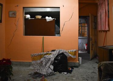 FOTOS: “Me voy a quedar aquí hasta que vengan a sacarme”, dice Pedro, afectado por microsismos en Mixcoac