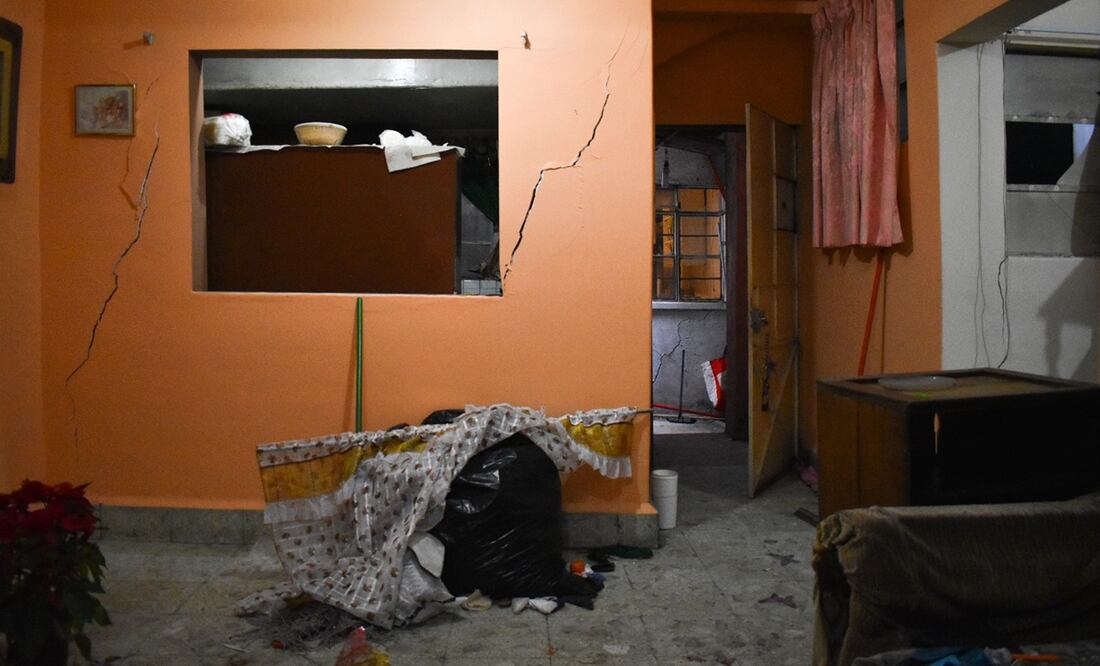 En el número 959 de avenida Revolución se evacuó un edificio que presentó afectaciones graves como consecuencia de los sismos que se han registrado en los últimos días. Fotos: Abril Angulo / EL UNIVERSAL