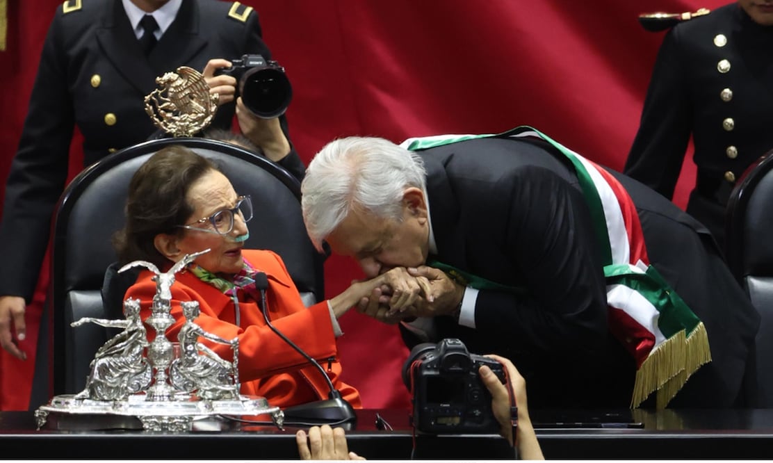 El expresidente López Obrador saluda a Ifigenia Martínez en la toma de protesta de Claudia Sheinbaum en el Congreso General. Foto: Siego Simón Sánchez/EL UNIVERSAL