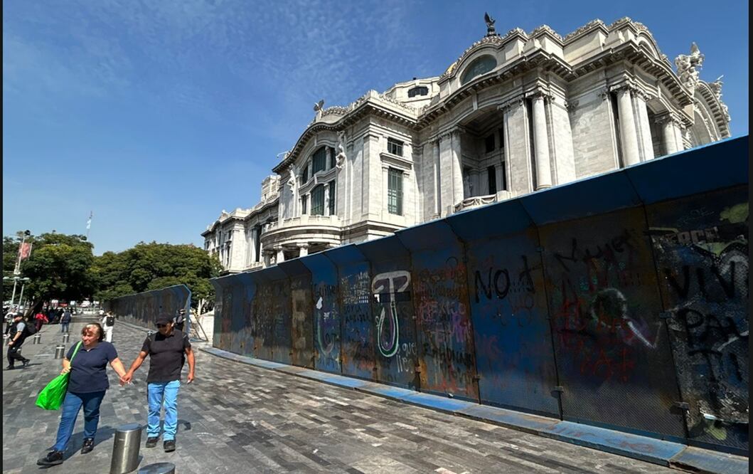 Vallas metálicas fueron colocadas en los alrededores del Palacio de Bellas Artes ante las movilizaciones de la CNTE y la Generación Z. Foto: Berenice Fregoso/EL UNIVERSAL