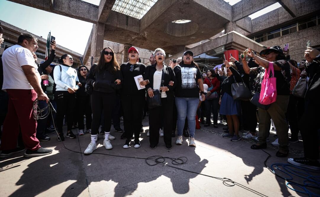 Mensaje de Patricia Aguayo, vocera del movimiento de trabajadores del Poder Judicial, afuera del Consejo de la Judicatura Federal sede San Lázaro, hoy 17 de octubre. Fotos: Gabriel Pano / EL UNIVERSAL