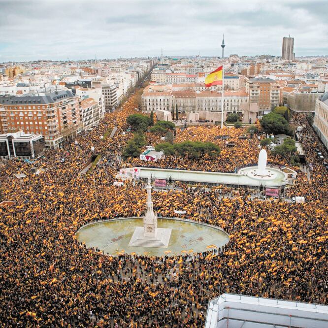 Re chazo. Decenas de miles de ciudadanos protestaron ayer en la Plaza de Colón, en Madrid, contra la política hacia Cataluña. LUCA PIERGIOVANNI. EFE