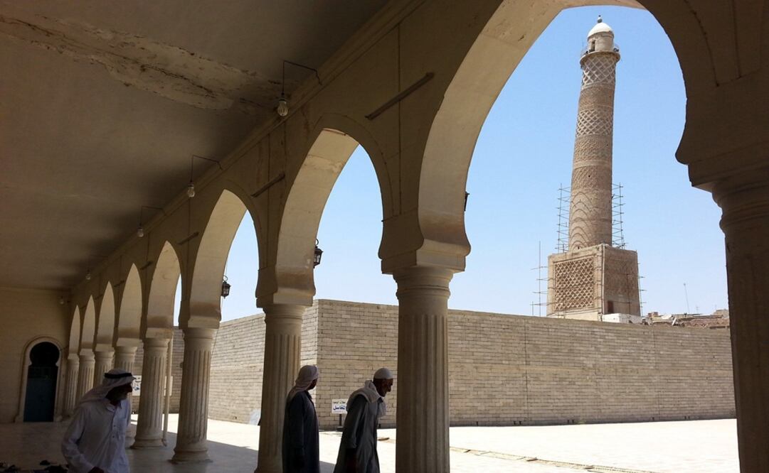 Fotografía de archivo que muestra gente saliendo de la mezquita Al Nuri en Mosul. Foto: EFE