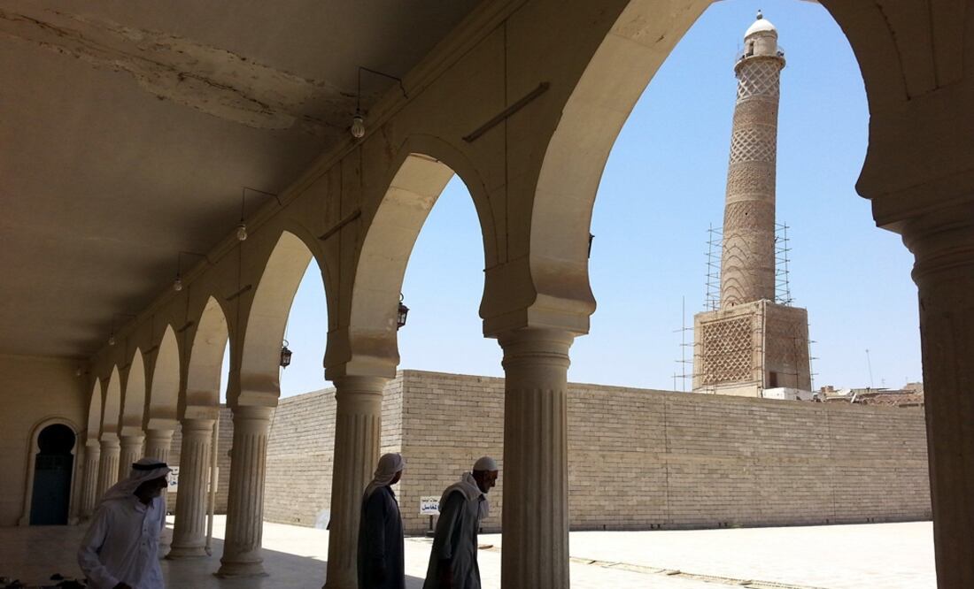 Fotografía de archivo que muestra gente saliendo de la mezquita Al Nuri en Mosul. Foto: EFE