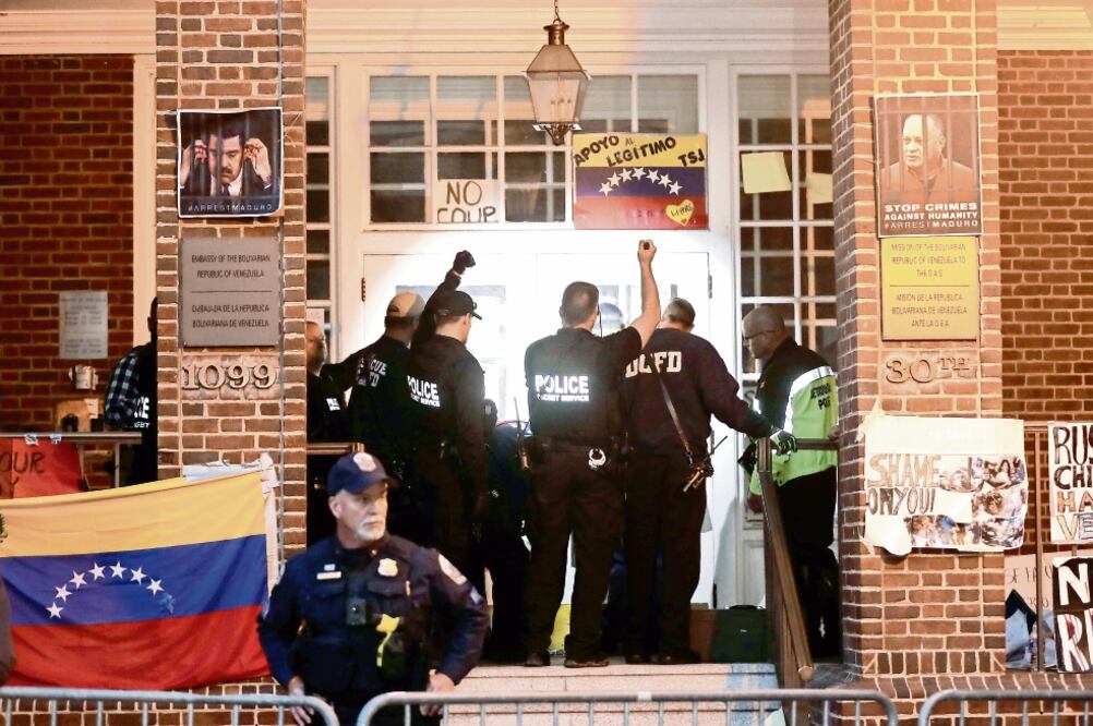 Agentes del Servicio Secreto de Estados Unidos se apostaron frente a la puerta de la embajada de Venezuela para desalojar a los activistas / CARLOS BARRIA. REUTERS