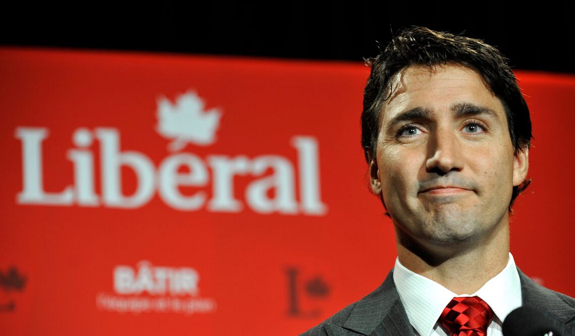 Justin Trudeau, el primer ministro electo de Canadá tras la arrolladora victoria electoral conseguida por el Partido Liberal el pasado lunes, ha llamado la atención de los medios de comunicación en todo el mundo, no sólo porque su padre Pierre Trudeau, también fue primer ministro de Canadá durante 15 años, su juventud y sus políticas liberales, sino por su buen parecido y cuerpo atlético. Foto: Reuters
