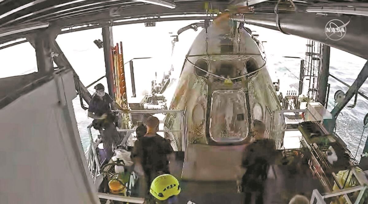Fotograma del video transmitido por la NASA previo a la apertura de la SpaceX Crew Dragon, en la costa de Pensacola, Florida, en el Golfo de México. Foto: AFP